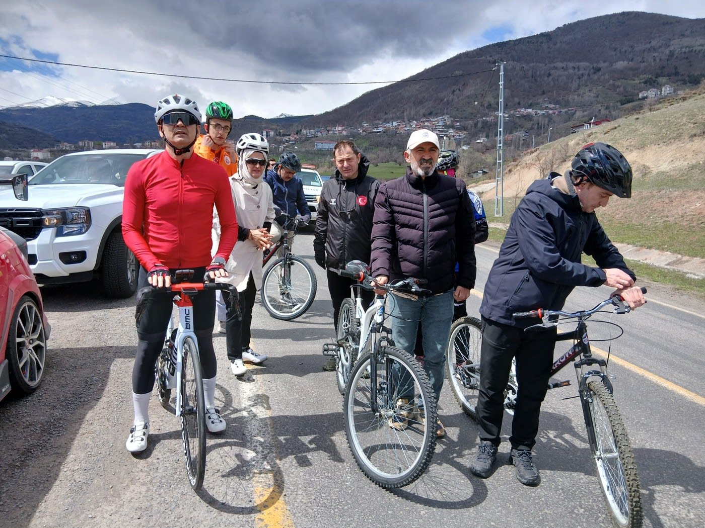 Guvernator turc în colanți de ciclism, în timpul unei activități sportive