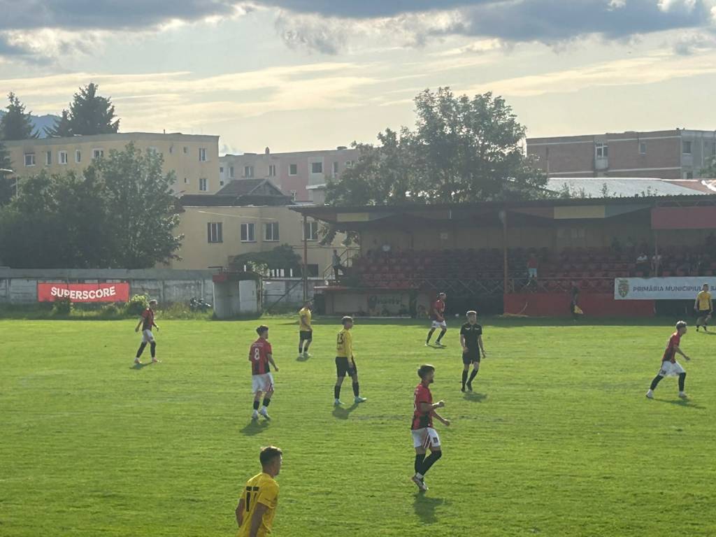 Jucători de fotbal în acțiune pe terenul din Brașov Jucători de fotbal în acțiune pe terenul din Brașov
