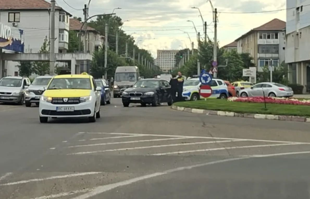 Polițiști din Onești împingând BMW-ul unei tinere în trafic
