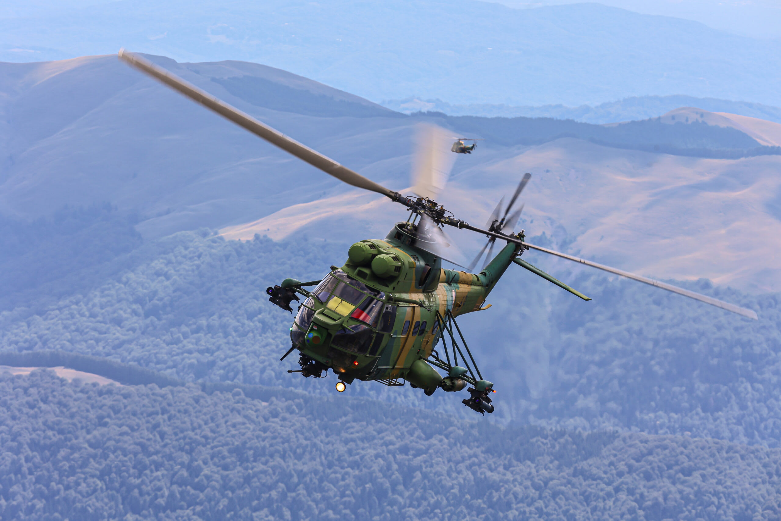 Elicopter militar român monitorizând zona de frontieră Elicopter militar român monitorizând zona de frontieră