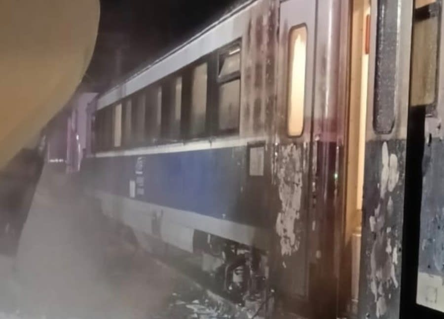 Echipaj ISU stingând incendiu la autocamion după impact cu trenul în Neamț