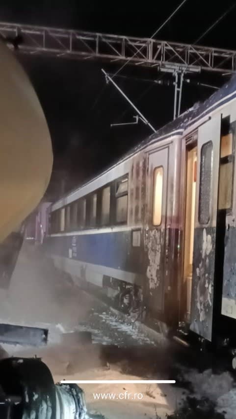 Echipaj de intervenție la accident feroviar, tren și autocamion în flăcări