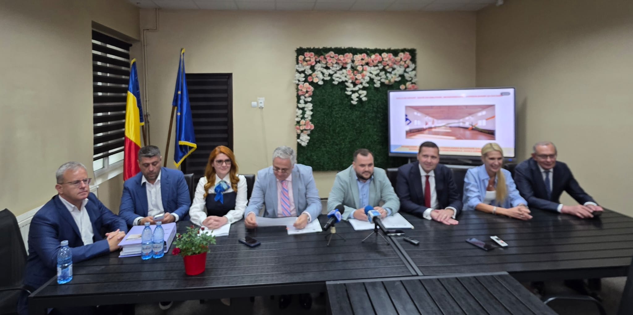 Primar și oficiali semnând contractul de finanțare pentru școala din Vulcana-Pandele