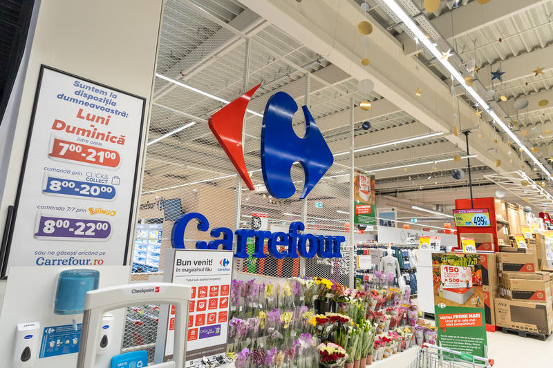 Supermarket Carrefour din România, rafturi și clienți Supermarket Carrefour din România, rafturi și clienți