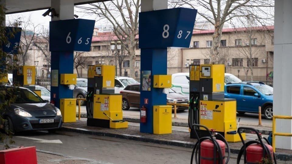 Pompa de benzină cu prețuri afișate, stație carburant România