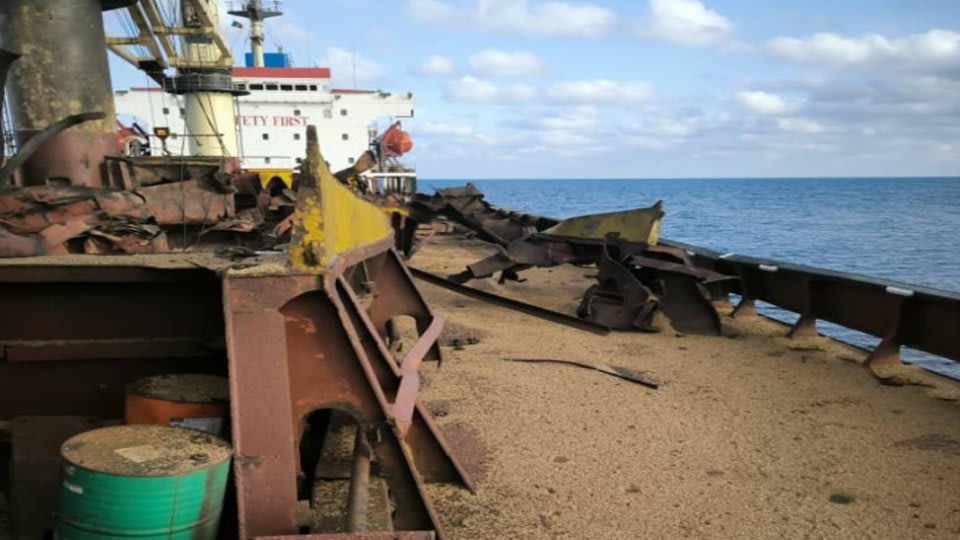 Nava comercială în Marea Neagră cu echipaj în alertă