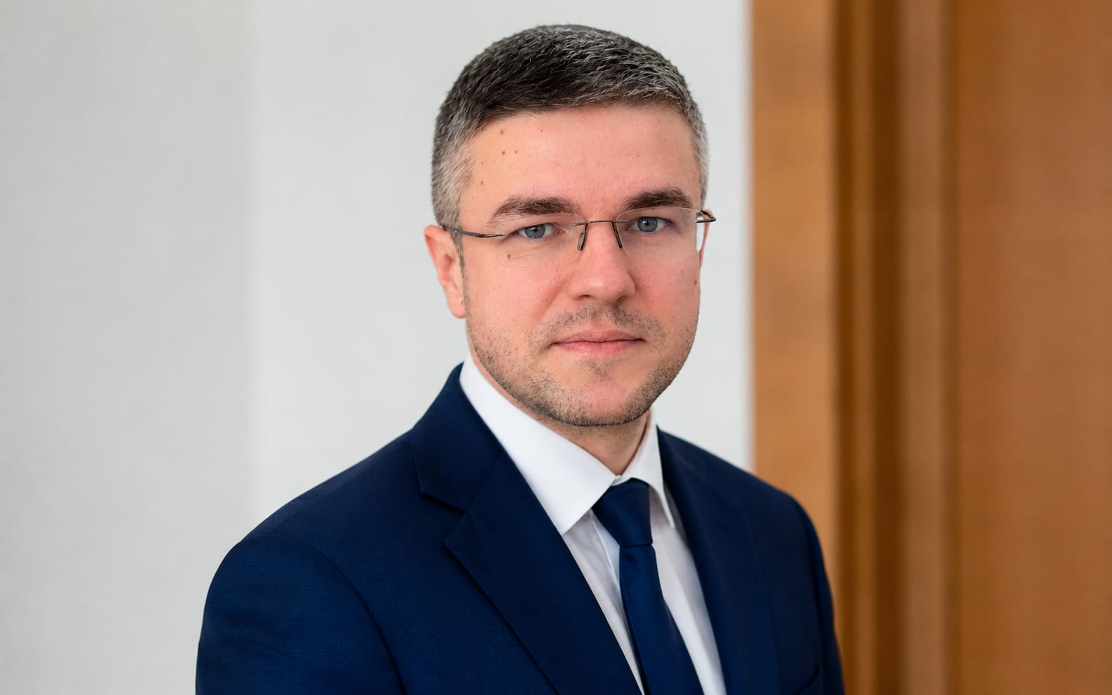 Irineu Darău în fața instanței, în sala de judecată