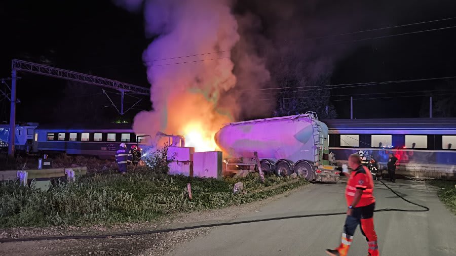 Cisternă în flăcări după coliziune cu trenul în Bacău