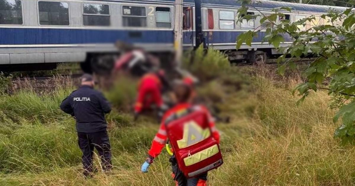 Excavator avariat după impactul cu trenul în Suceava