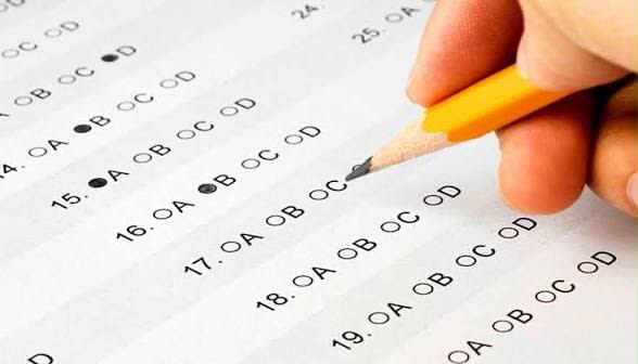 Studenți la UMF Iași în timpul examenului de admitere