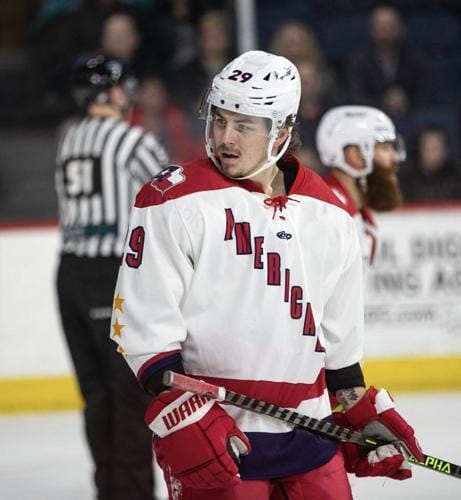 Atacant canadian Colby McAuley în echipament de hockey pe gheață