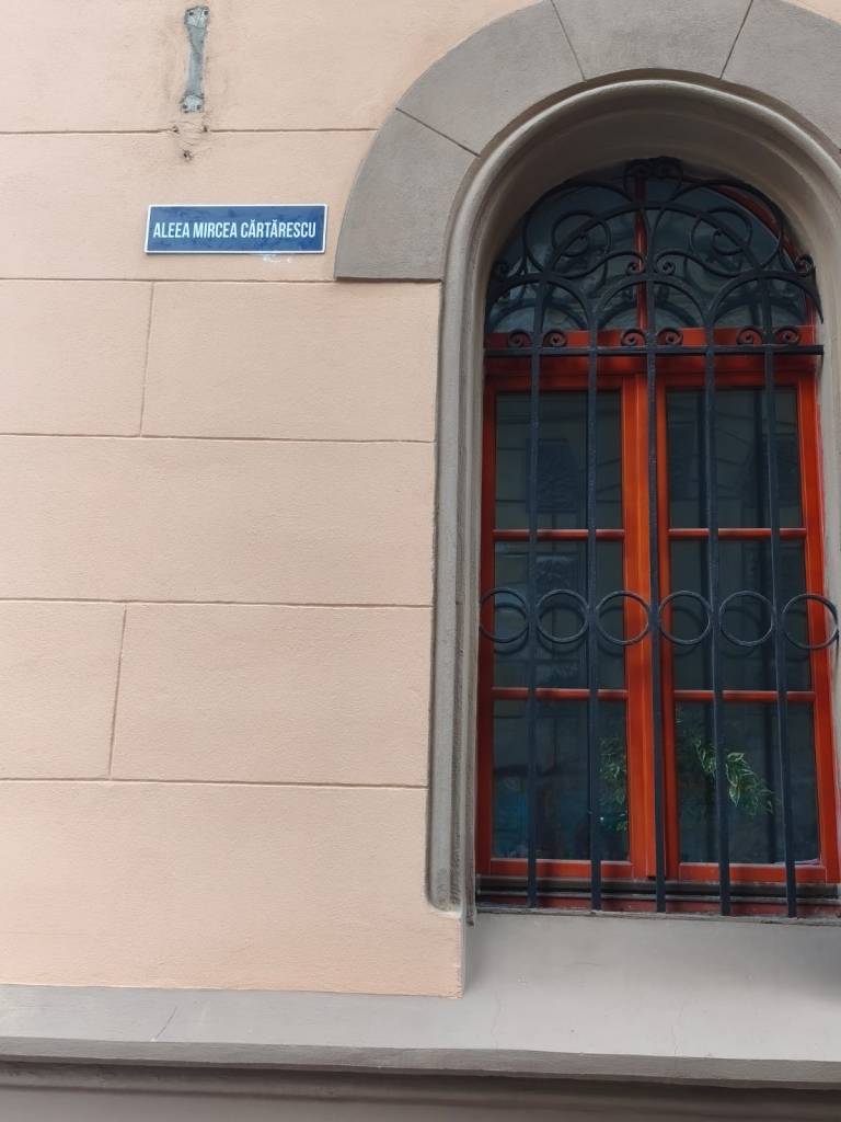 Plăcuță stradală cu numele Mircea Cărtărescu montată pe alee din Brașov