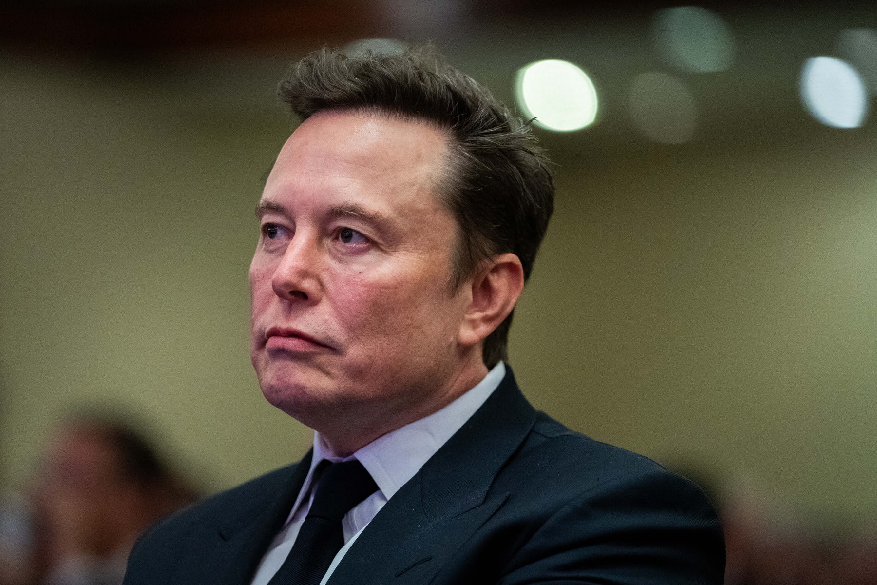 Elon Musk discutând despre evaluări AI între companii