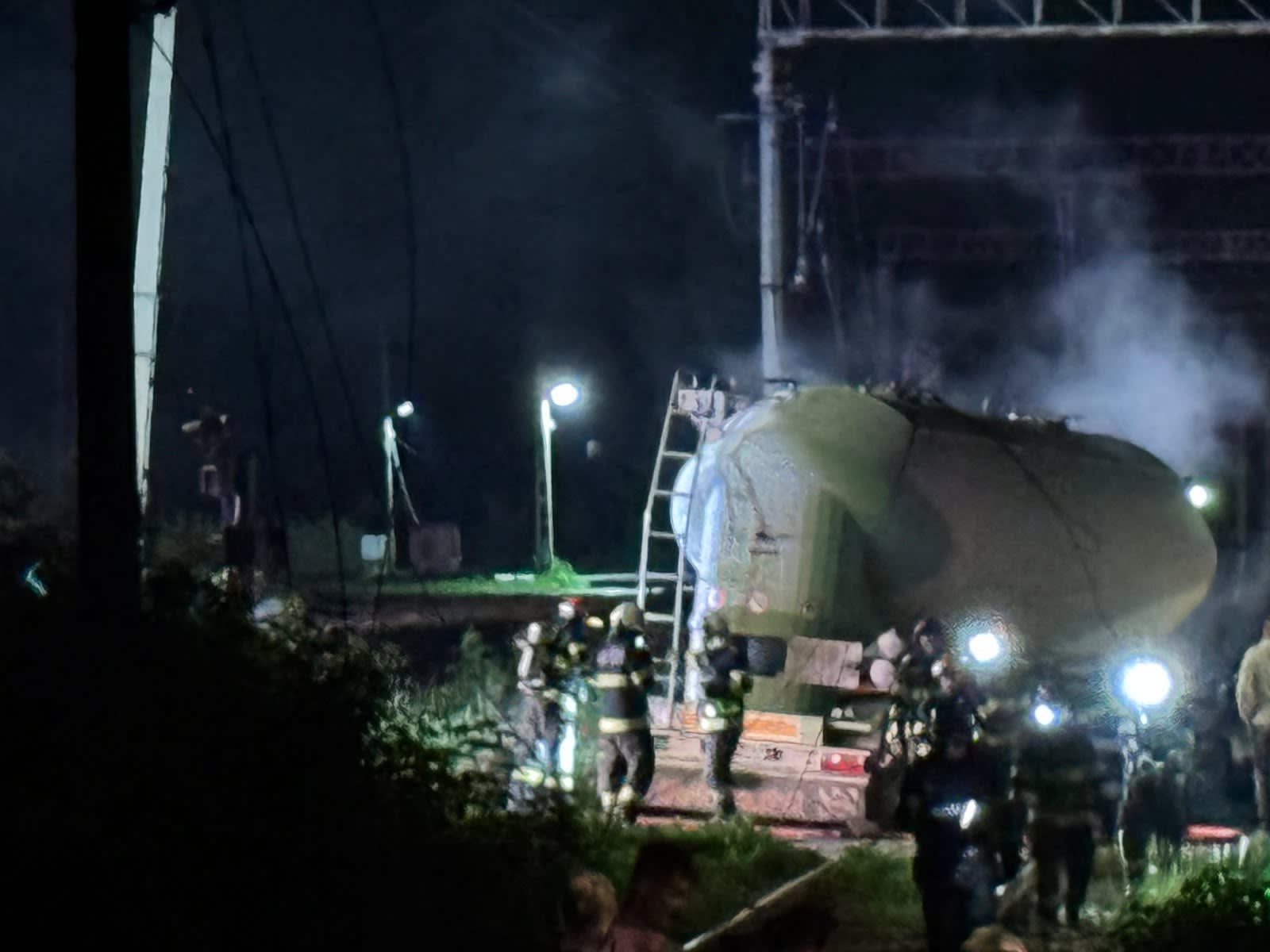 Camion în flăcări după accident feroviar
