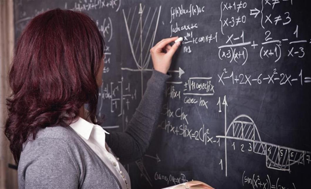 Profesor în clasă cu tehnologie AI, elevi și tablă digitală