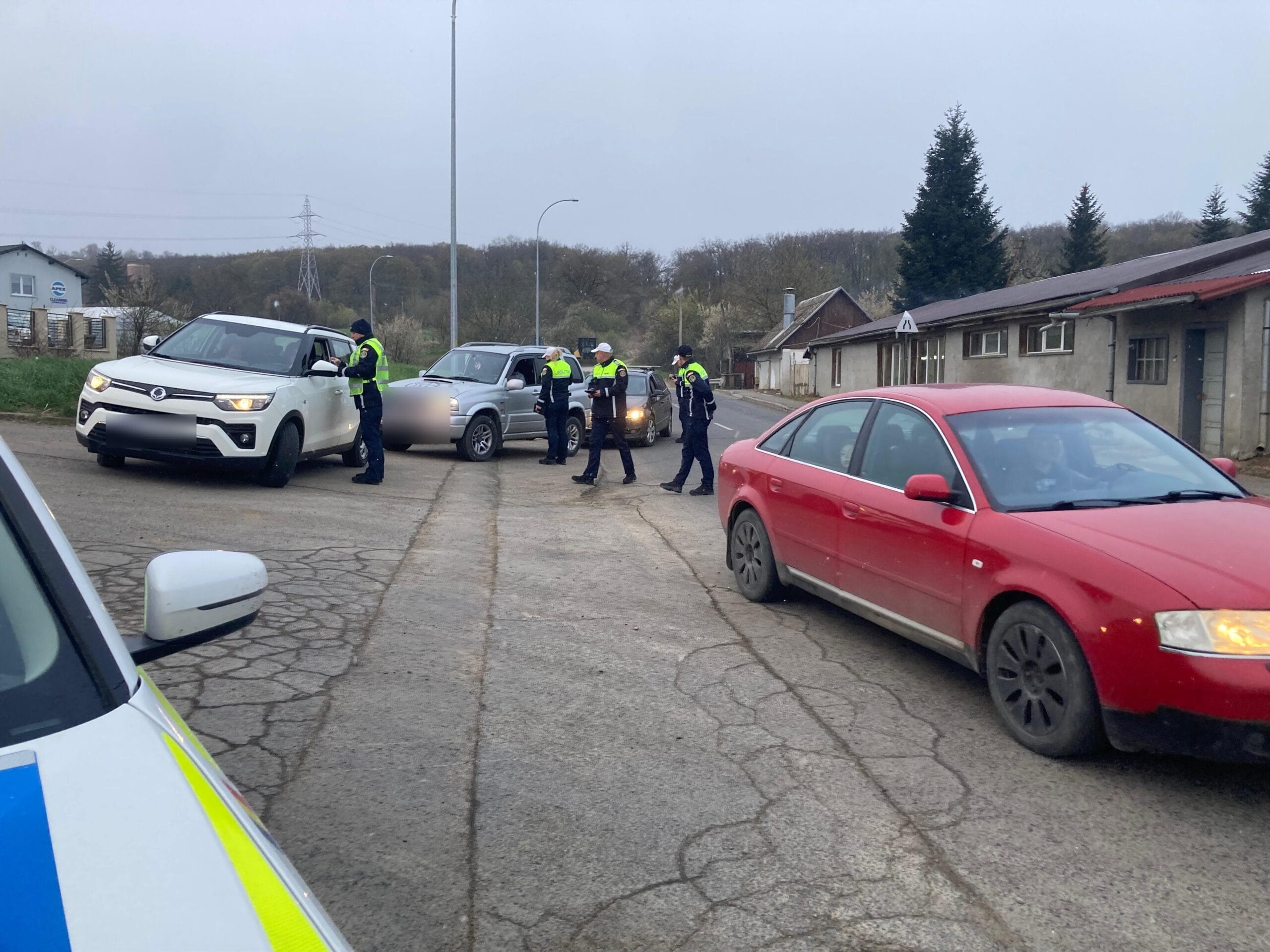 Polițiști din Mureș verificând viteza mașinilor pe DN15 Polițiști din Mureș verificând viteza mașinilor pe DN15