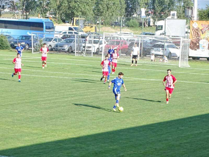 Fotbalist în acțiune pe terenul echipei Academica Recea Fotbalist în acțiune pe terenul echipei Academica Recea