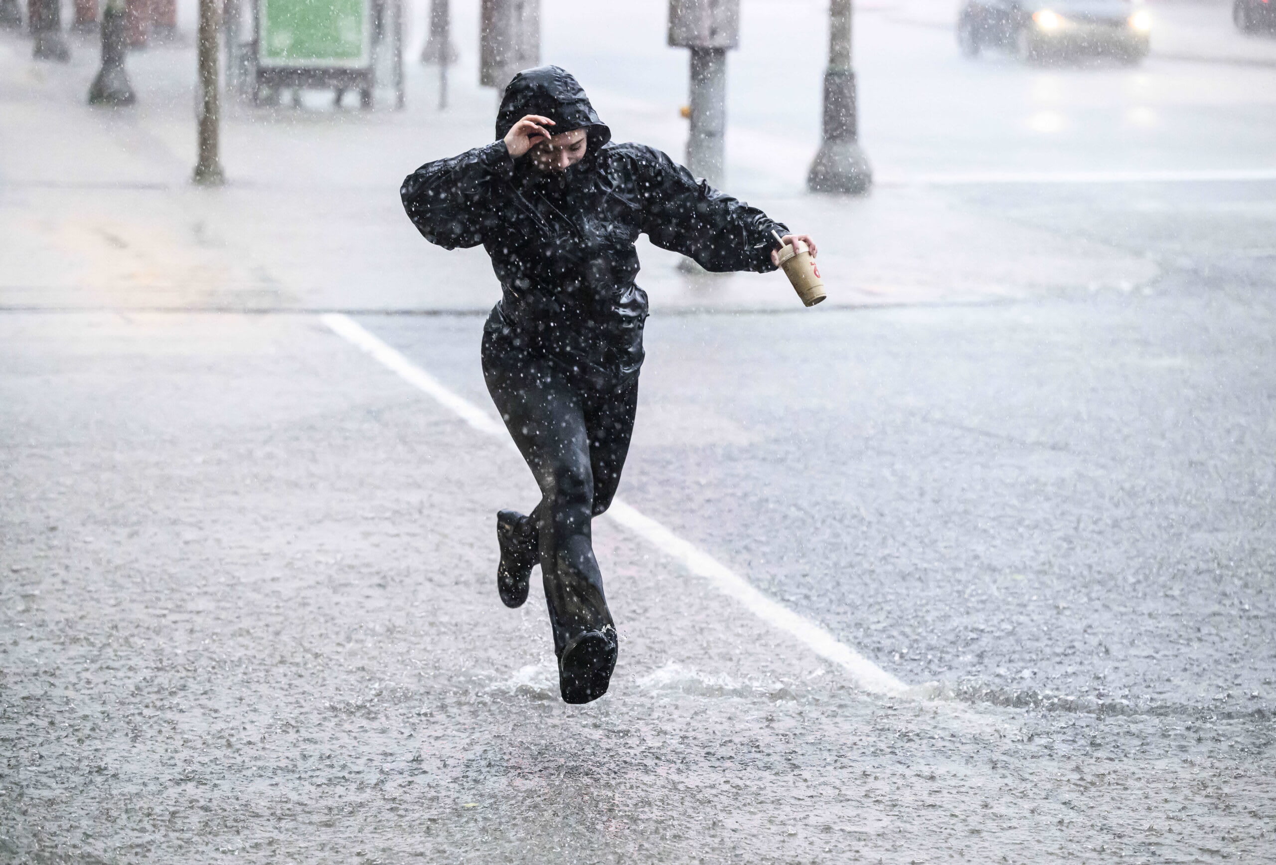 Fenomene meteo severe: ploi torențiale, vijelii și grindină în România