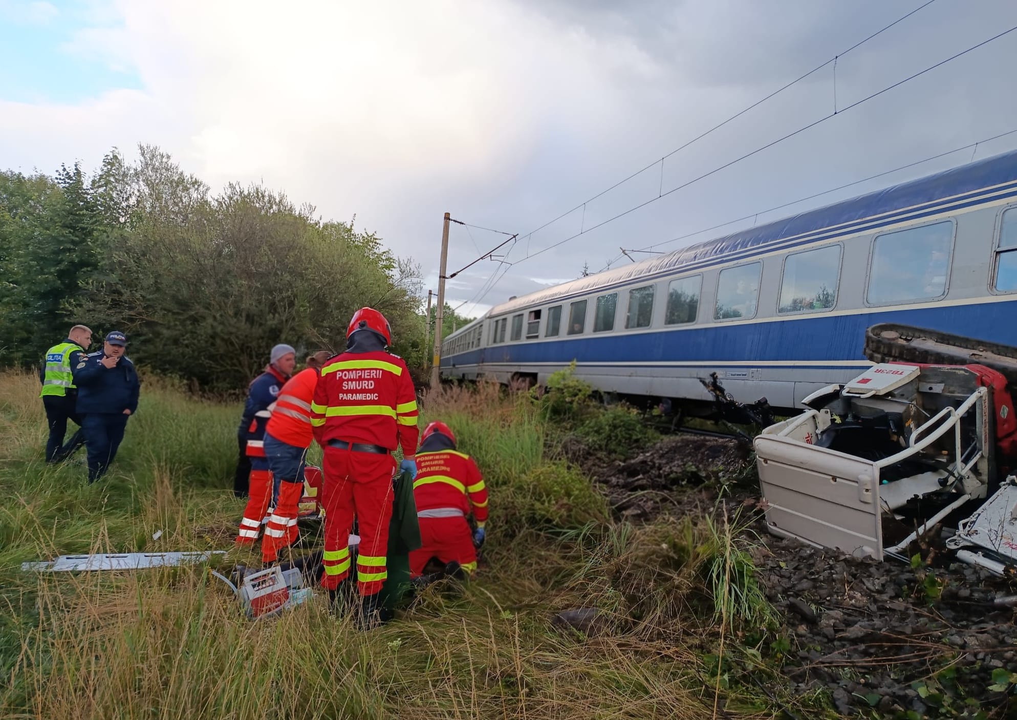 Excavator lovit de tren în zona de lucru feroviară din Pojorâta