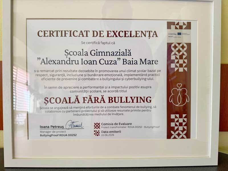 Elevi în curtea școlii, activități sportive în aer liber