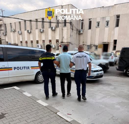 Polițist giurgiuvean verificând un autoturism în trafic