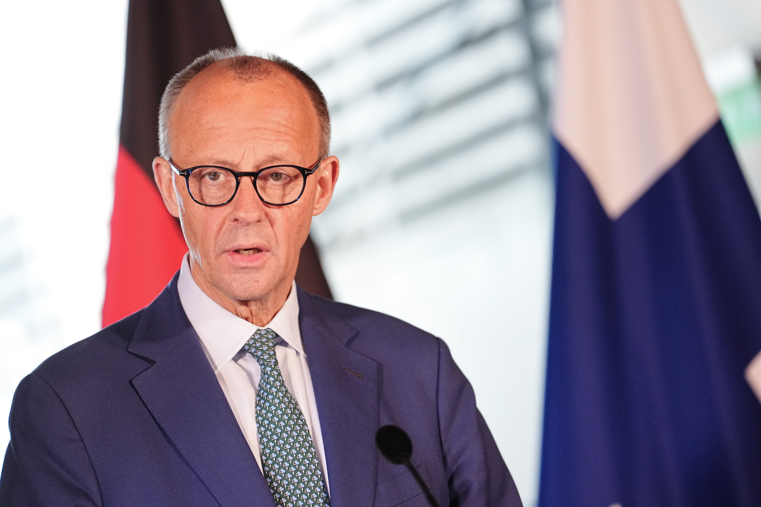 Friedrich Merz în conferință de presă, gesticulând