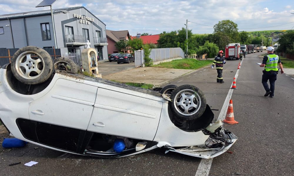 Accident rutier în Neamț cu mașină răsturnată
