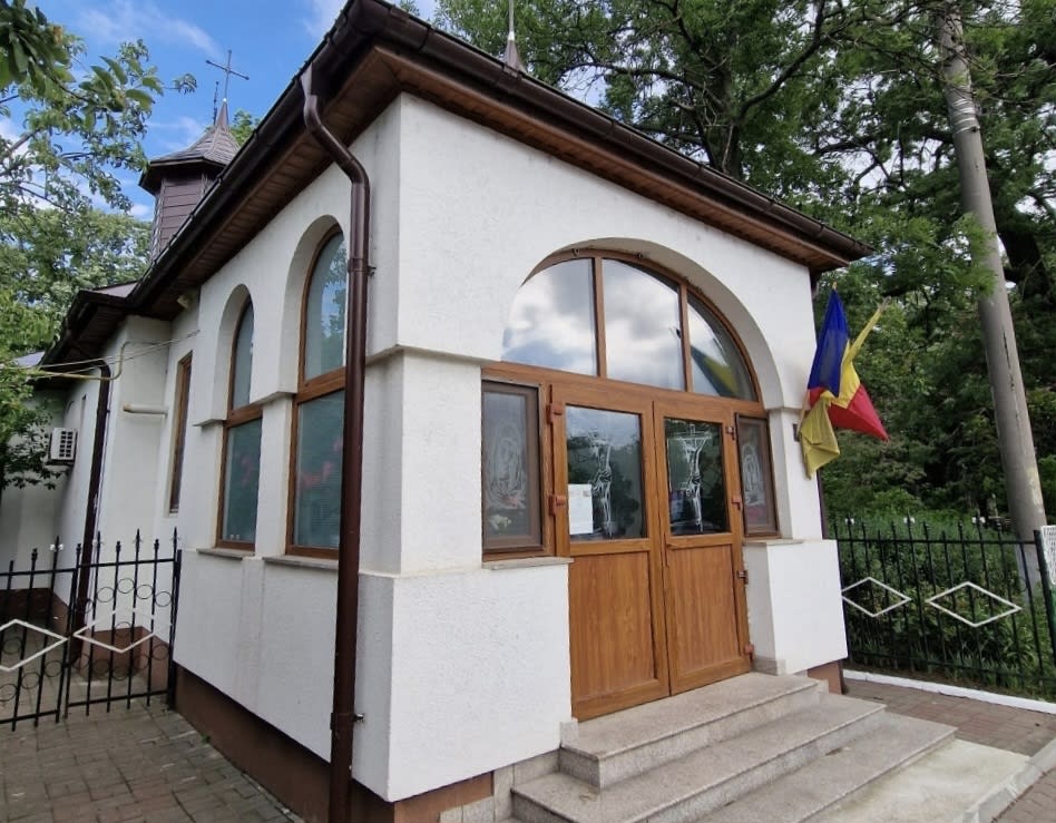 Preot Ion Gherman oficiind slujbă religioasă în capela spitalului