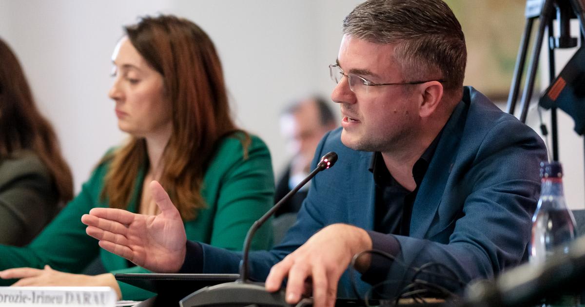 Irineu Darău la o conferință de presă