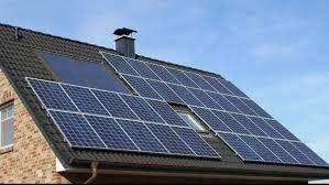 Panou fotovoltaic instalat pe acoperișul unei case din Sălaj