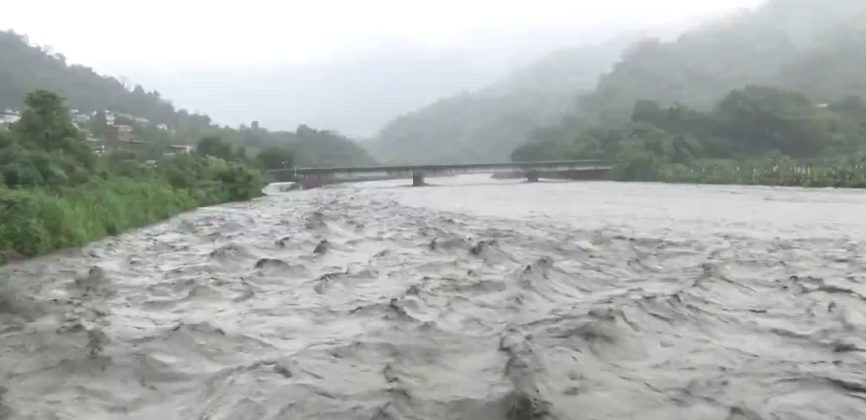 Inundații în Assam, India, cu case inundate și oameni evacuați