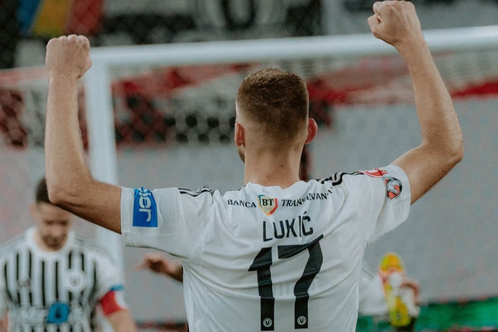 Jovo Lukic în acțiune pe teren, marcând un gol pentru Universitatea Cluj
