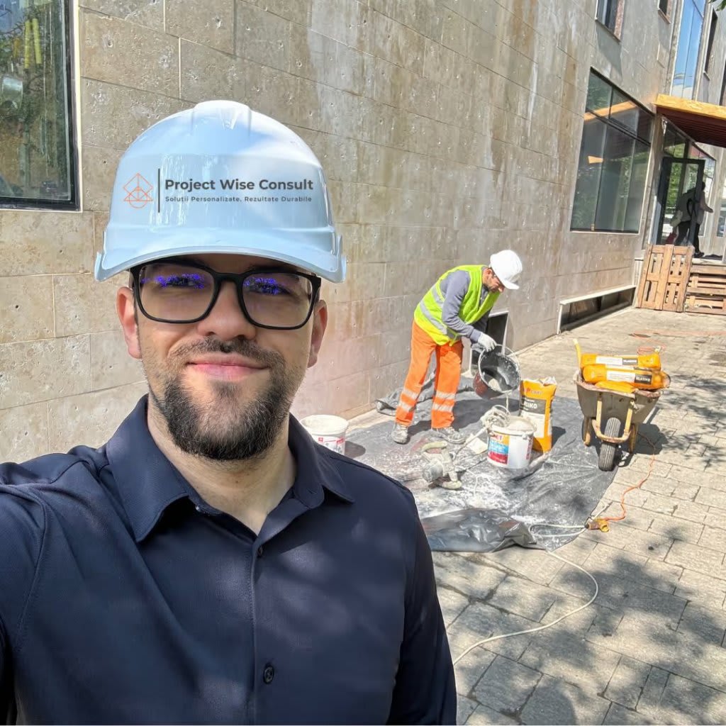 Constructori din Cluj afișând lucrări și prețuri pe șantier