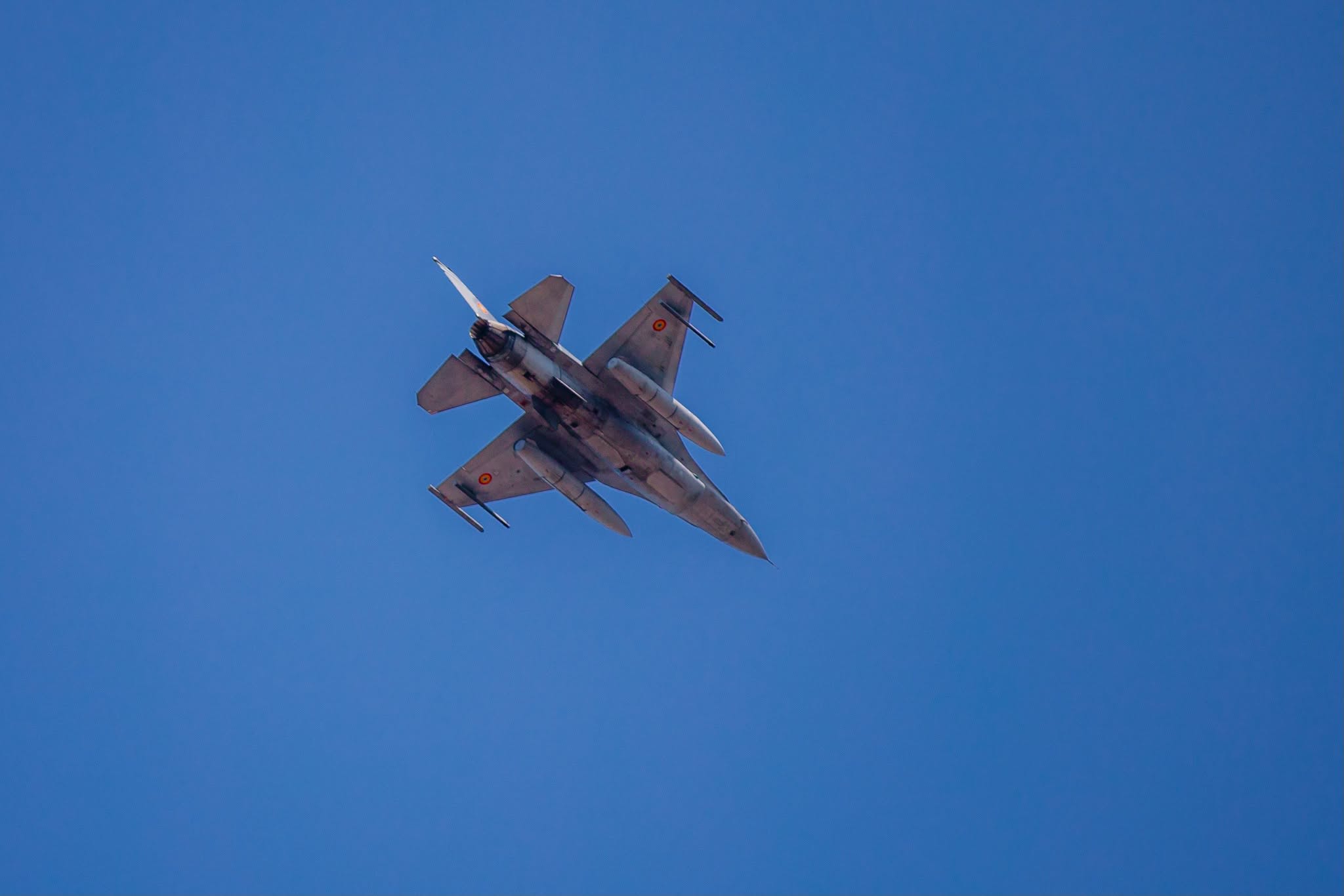 Pilot român de F-16 doborând o dronă în spațiul aerian al României