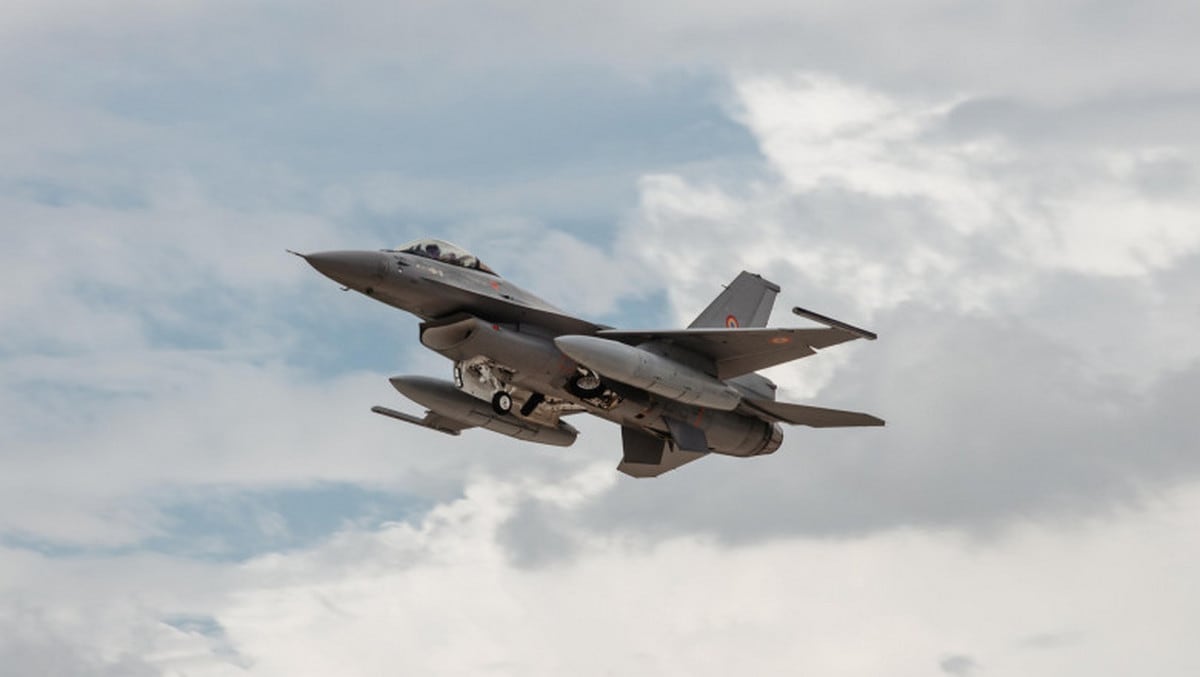 Pilot român de pe F-16 doborând o dronă în spațiul aerian al României