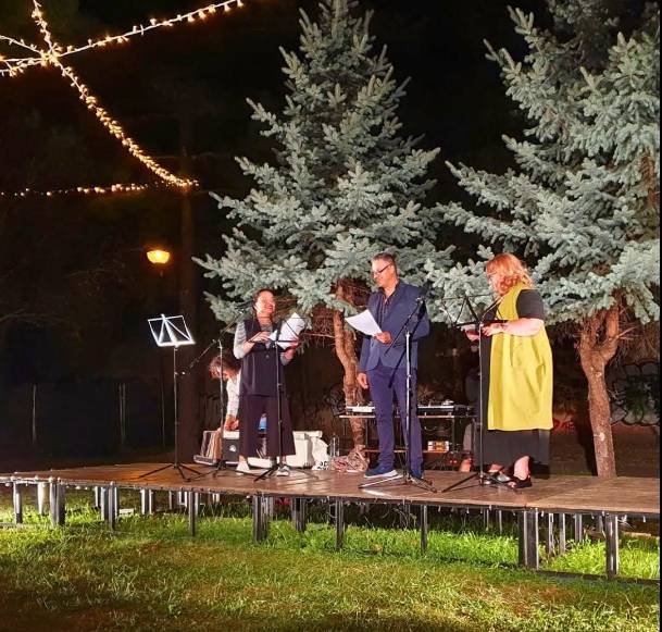 Actor citind poezie sub cerul înstelat în Brașov