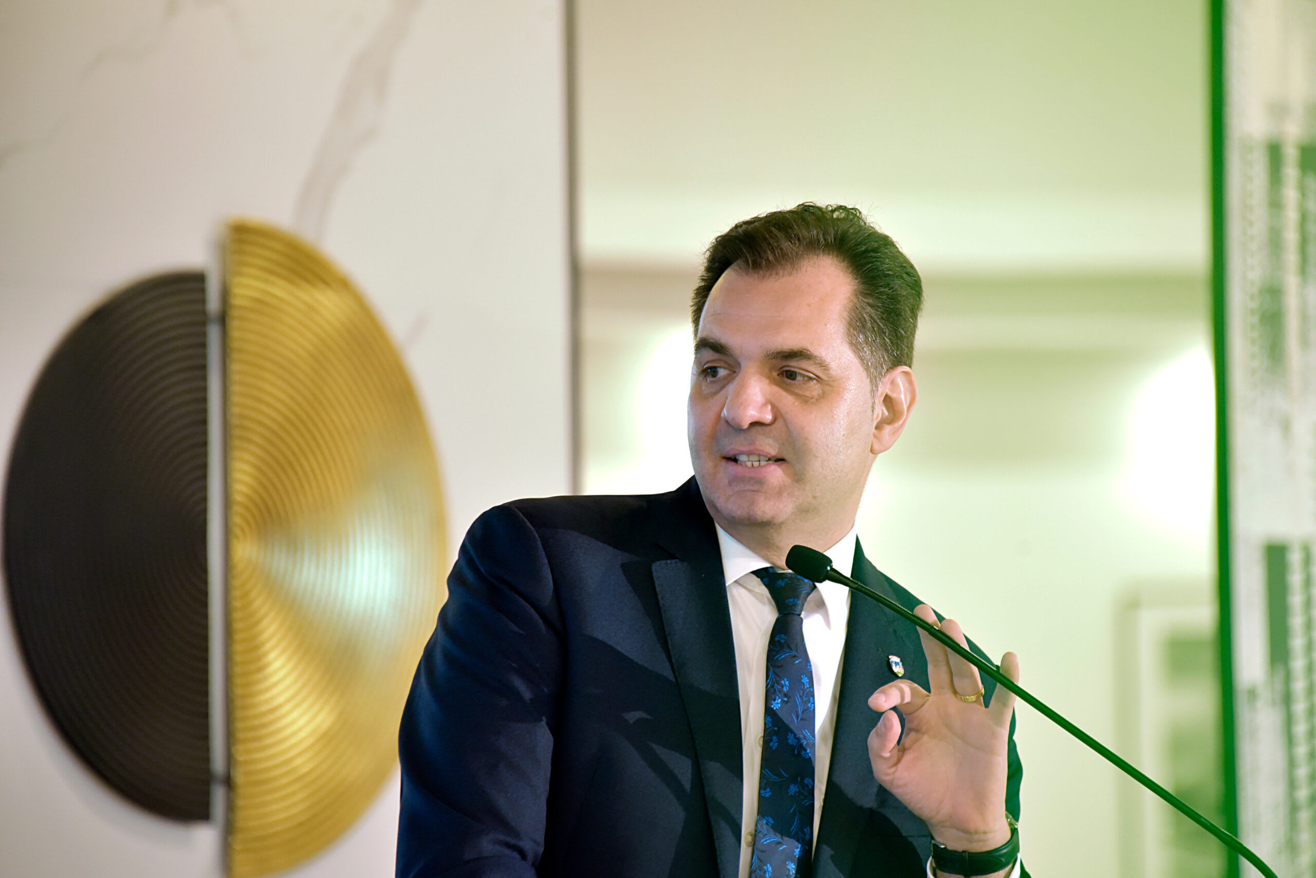 Primăria Sfântu Gheorghe și liderul organizației protestând