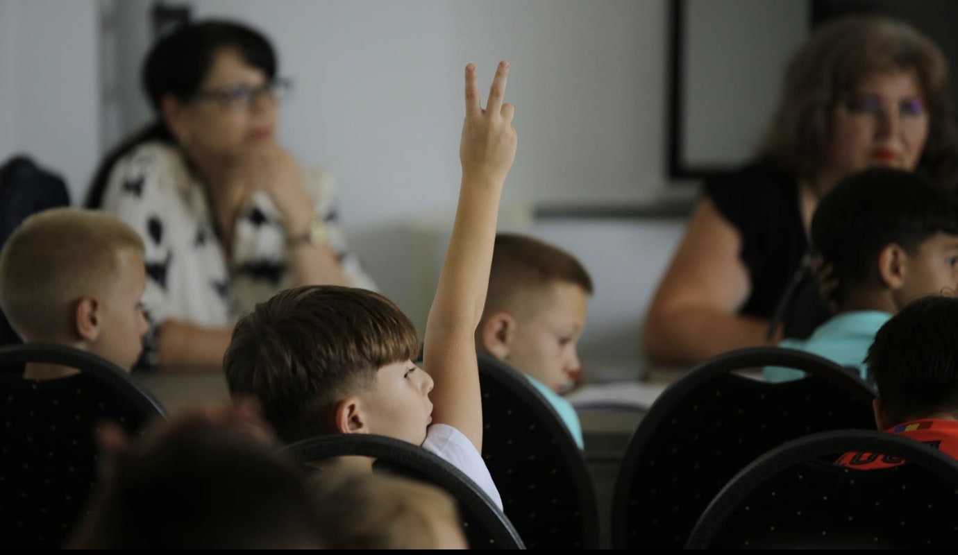 Elevi în clasă învățând despre contracte financiare