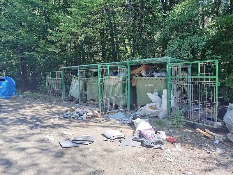 Containere vechi pe malul lacului Firiza, aproape de apă