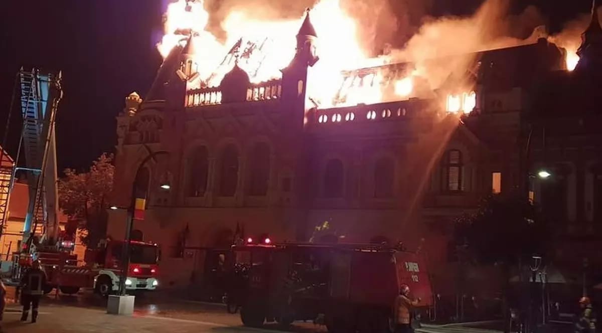 Pompieri în acțiune la incendiul din Episcopia Greco-Catolică Oradea