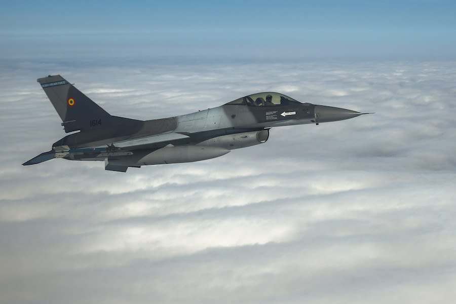 Pilot român în cockpit F-16 doborând o dronă în spațiul aerian al României