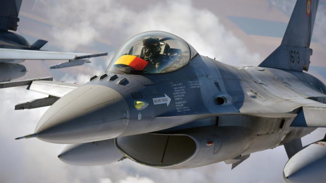 Avion F-16 NATO doborând o dronă în zona Padina-Pogoanele, județul Buzău
