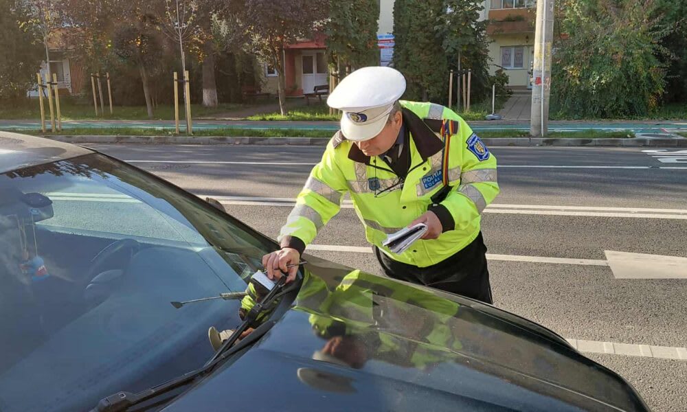 Polițist român în uniformă la un control rutier