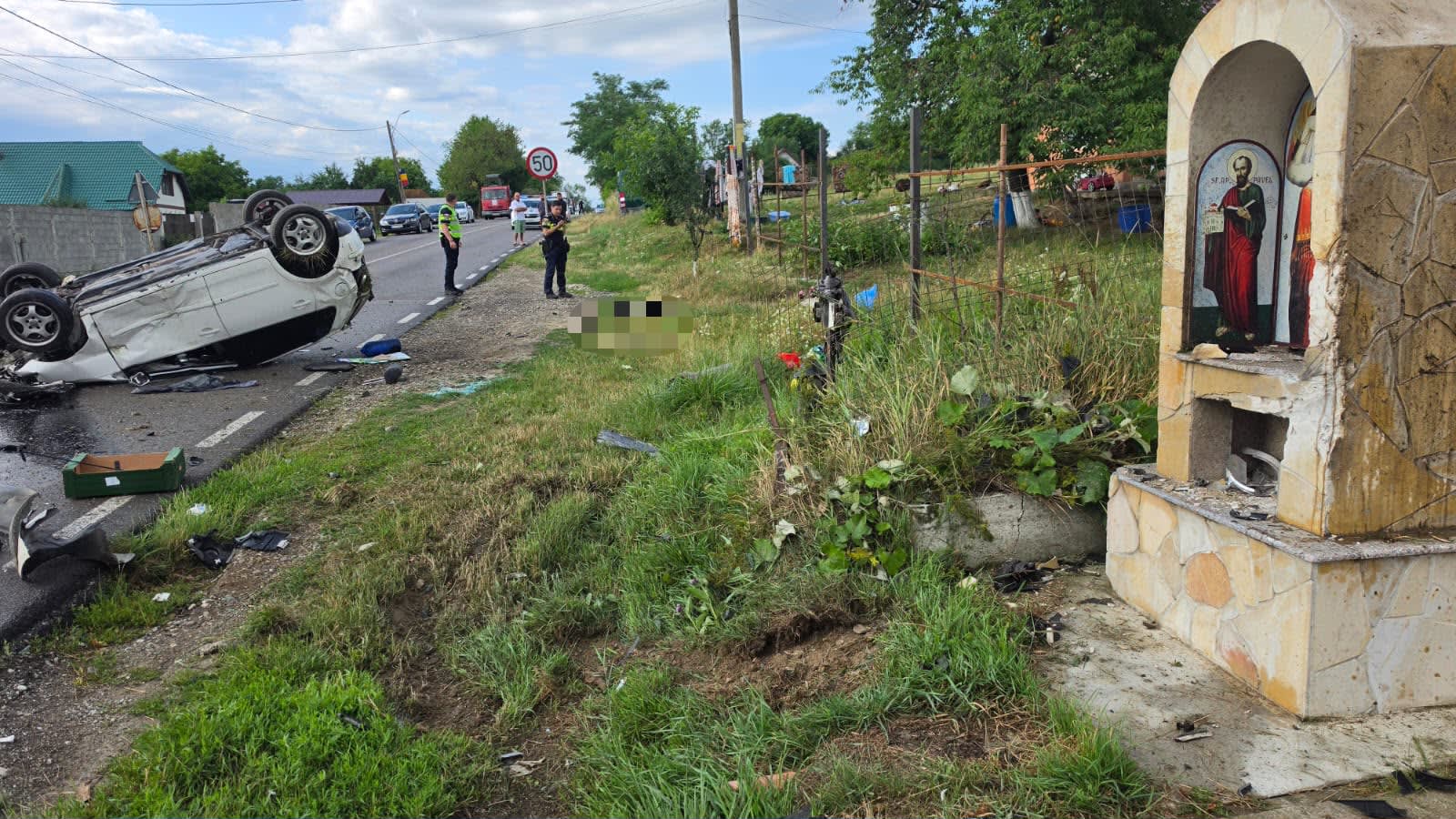 Accident rutier Răucești, autoturism răsturnat