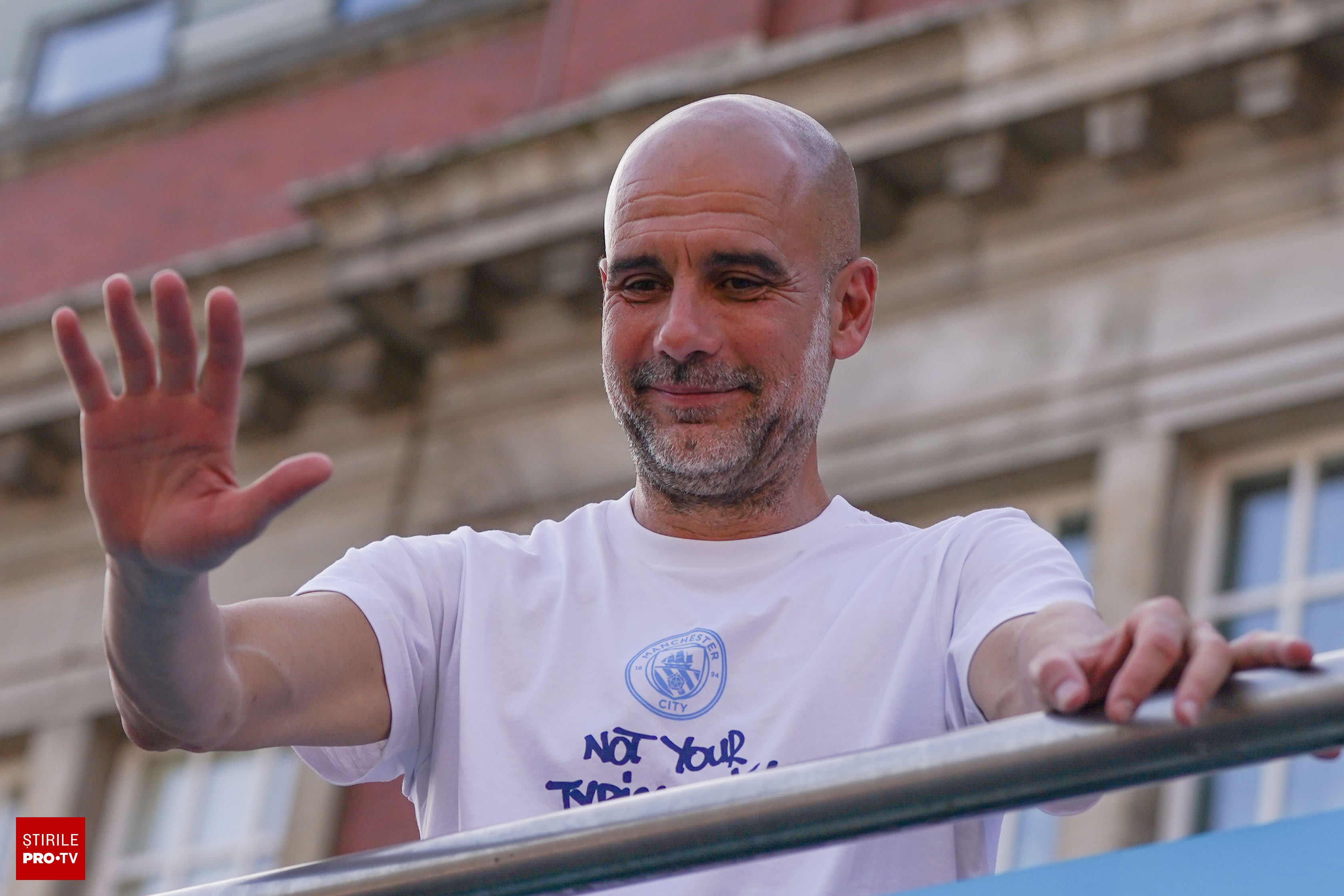 Pep Guardiola în fața echipei de fotbal, gest de reflecție