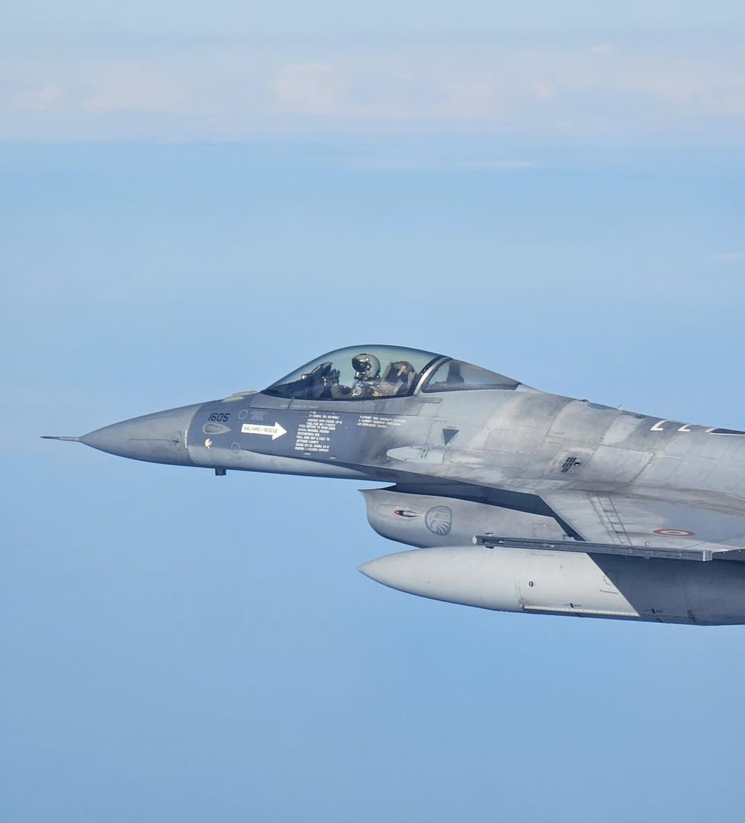 Avion F16 românesc în misiune de interceptare în spațiul aerian