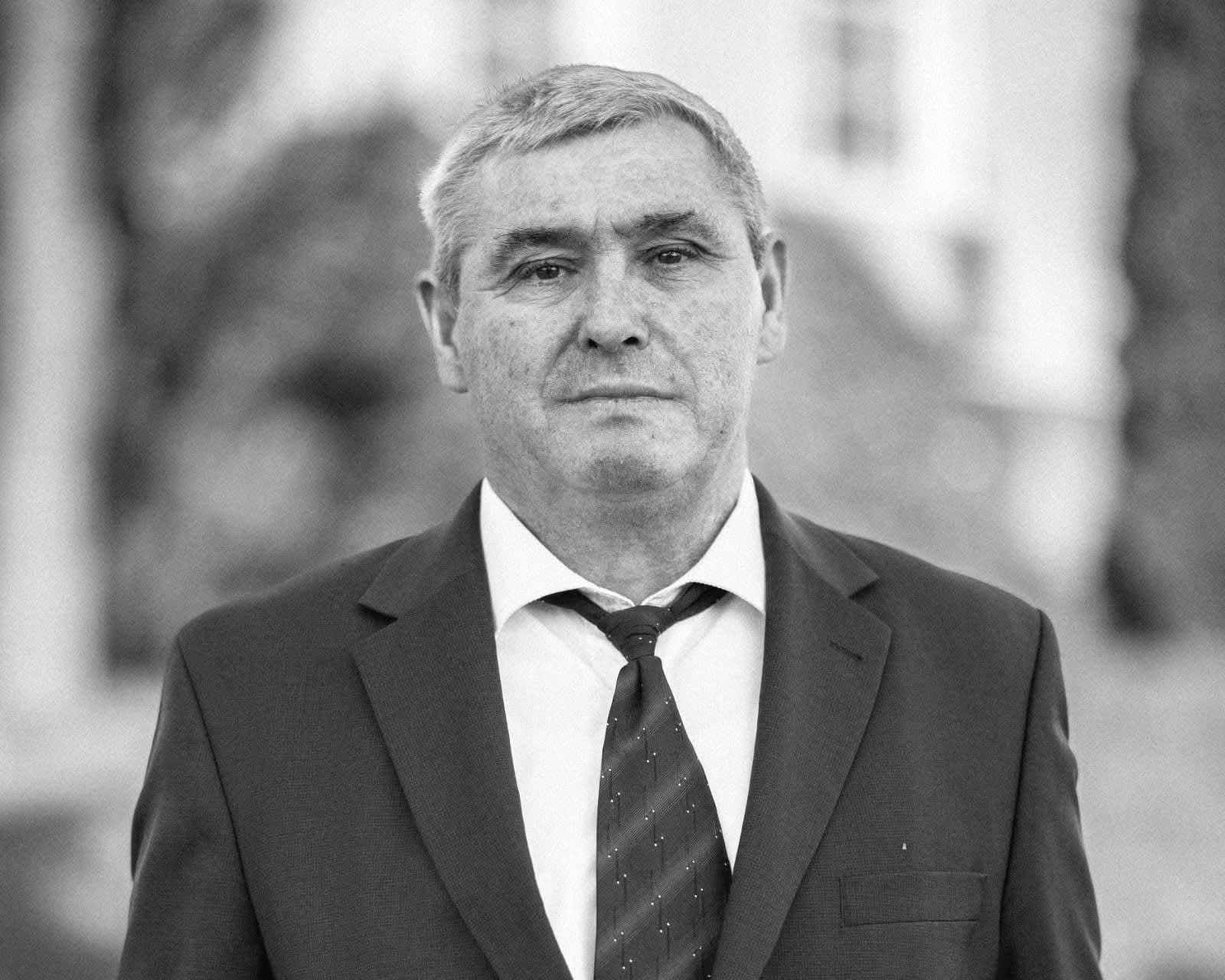 Fotbalist în tricou alb, acasă pe teren