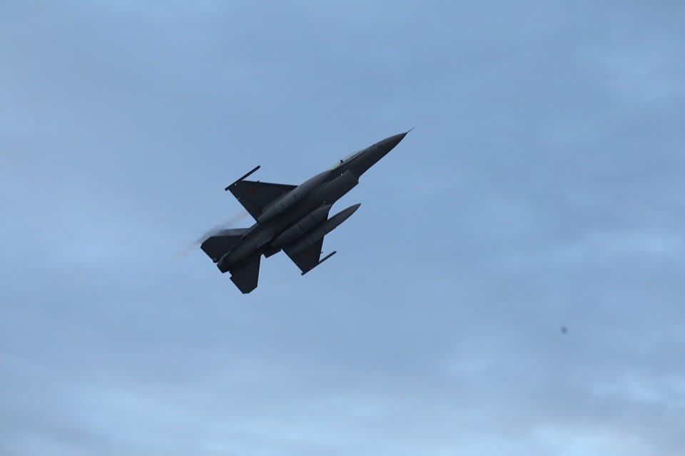 Avion F-16 românesc în acțiune Avion F-16 românesc în acțiune