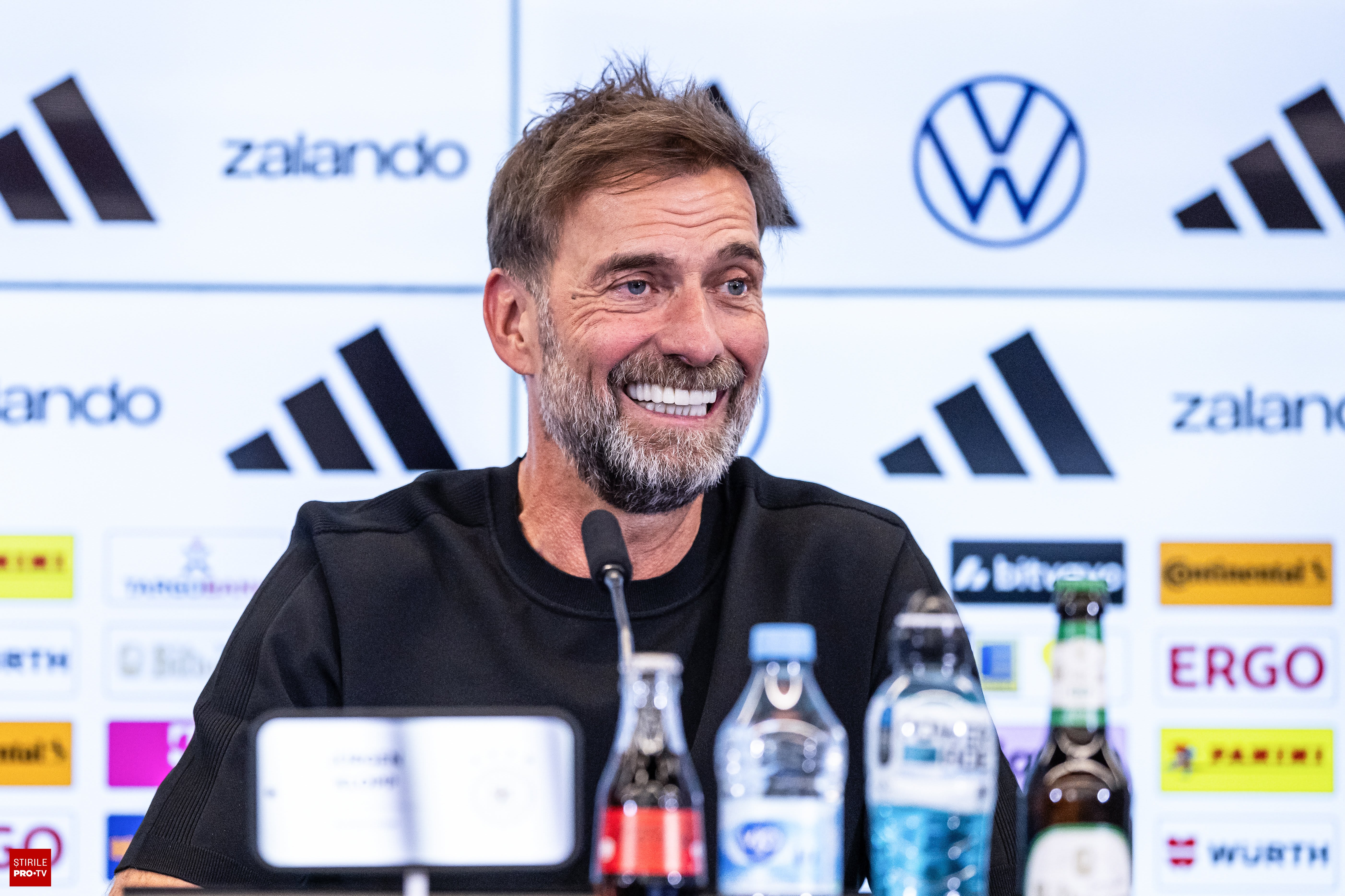 Jurgen Klopp în fața echipei naționale a Germaniei, pe stadion