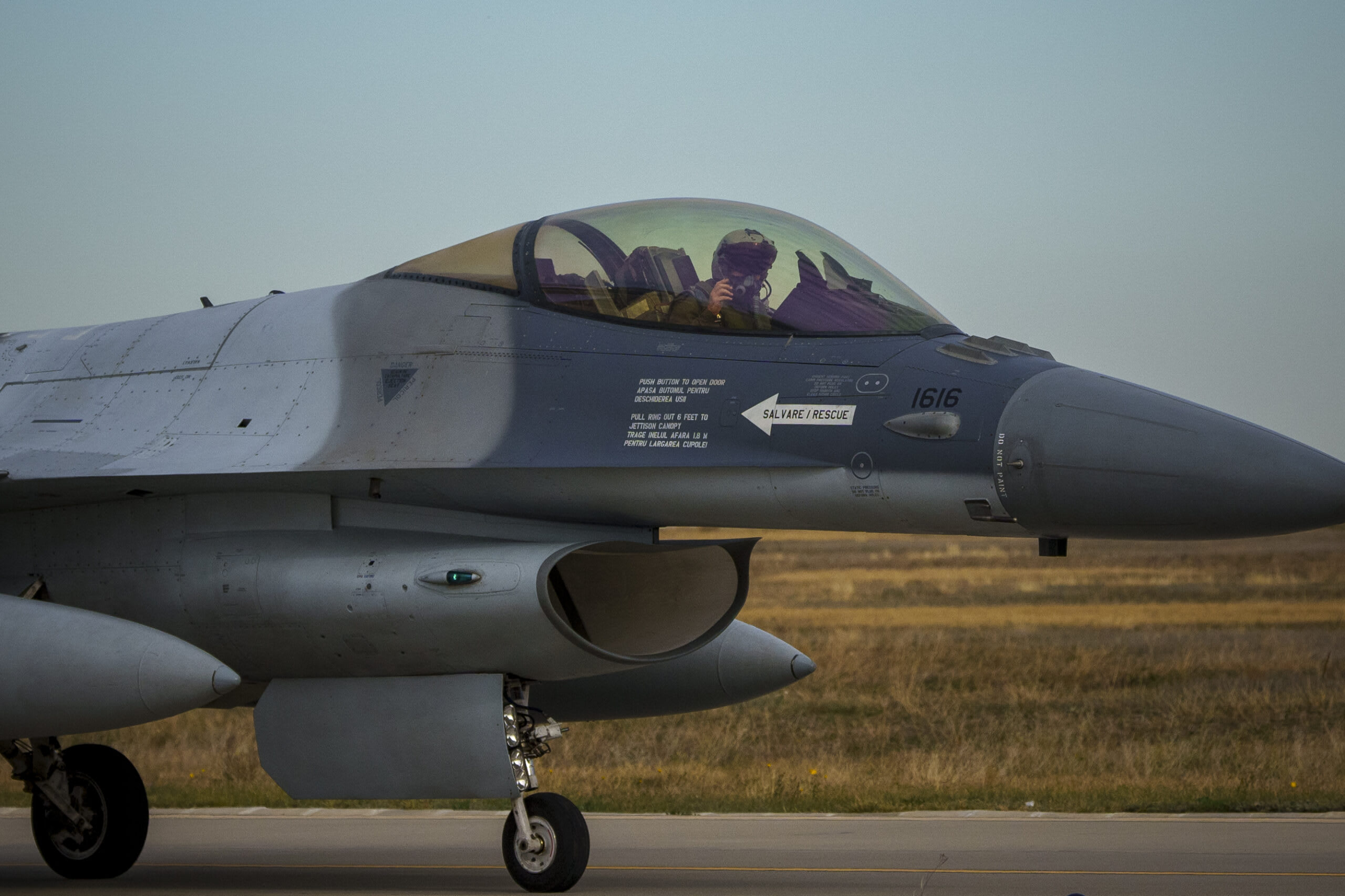 Avion F-16 românesc interceptând o dronă în spațiul aerian al României